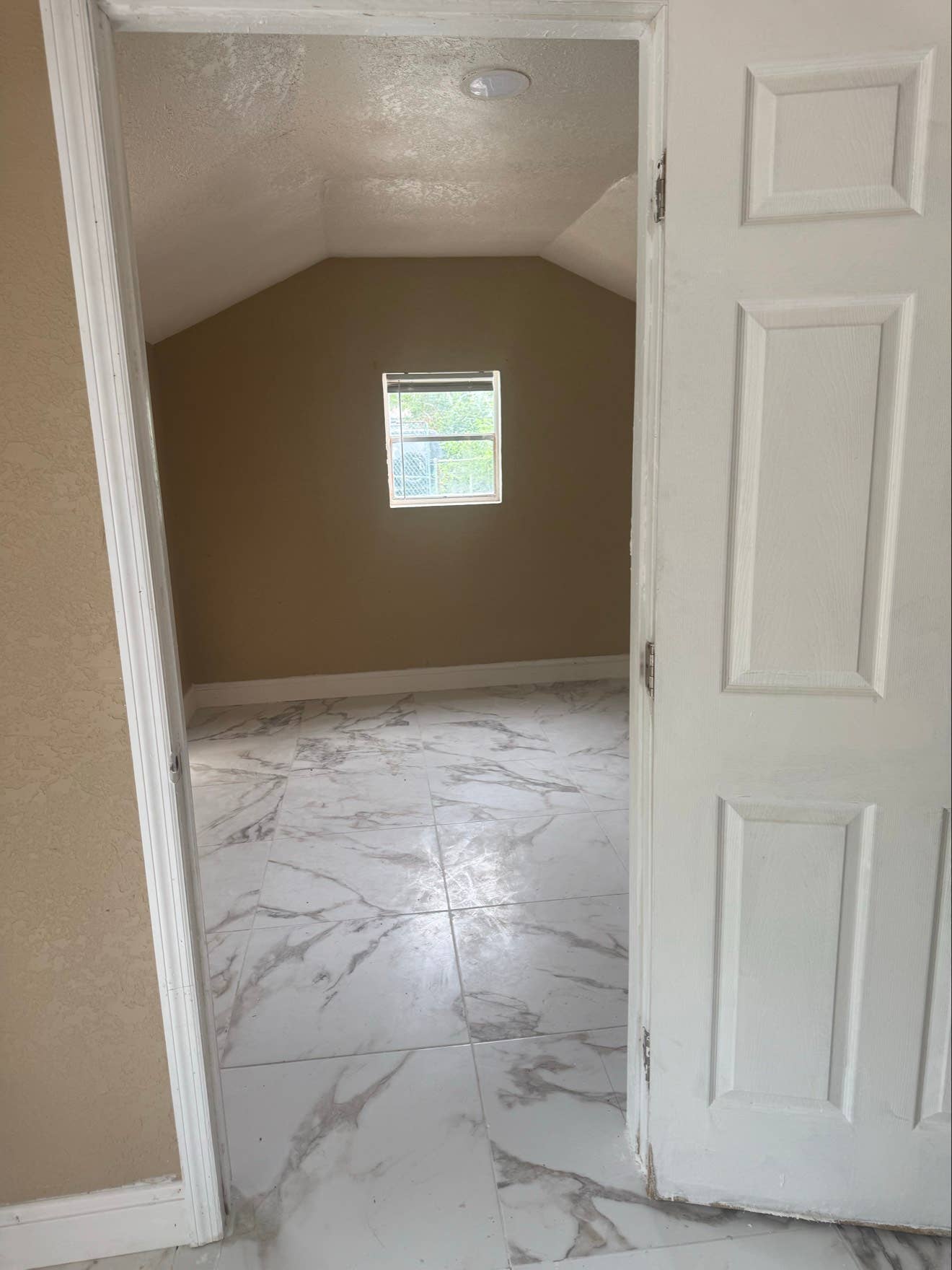 Beautifully renovated efficiency