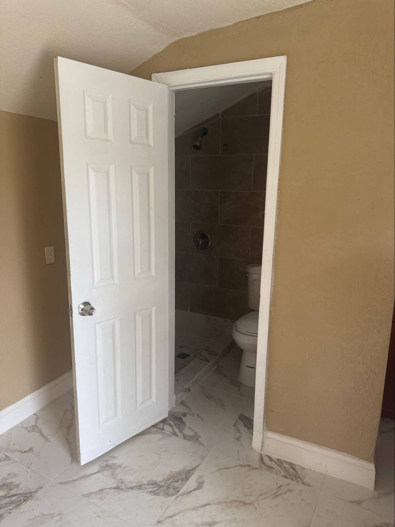 Beautifully renovated efficiency