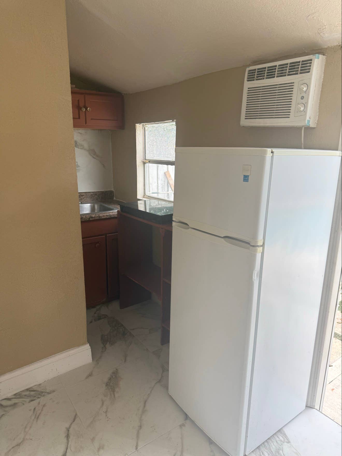Beautifully renovated efficiency