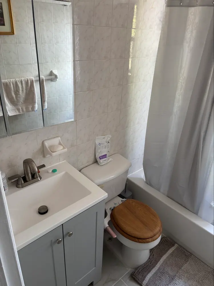 Mid size room for rent