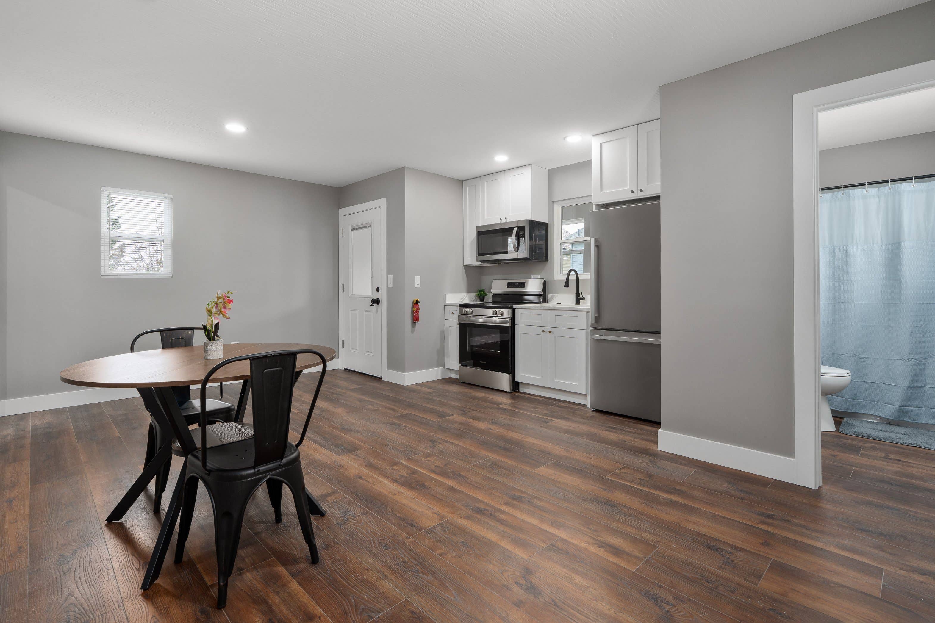 Garage Apt Room — Just 1 Roommate!