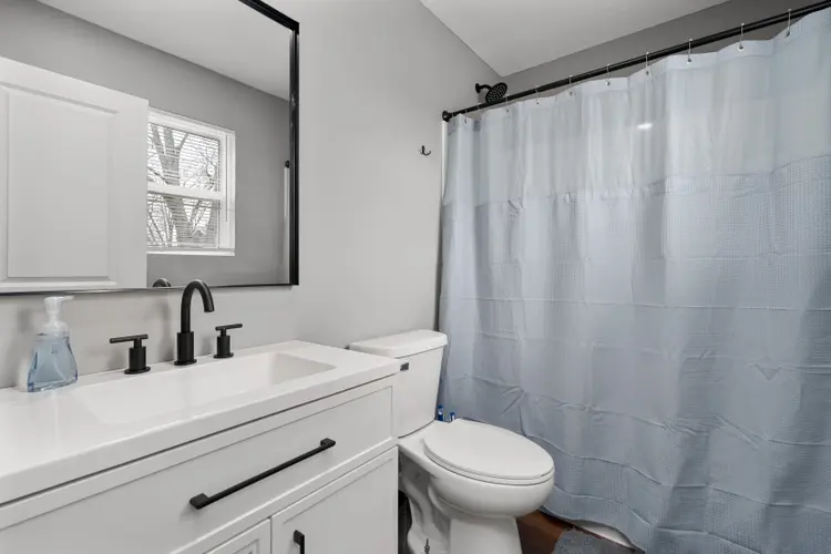 Garage Apt Room — Just 1 Roommate!