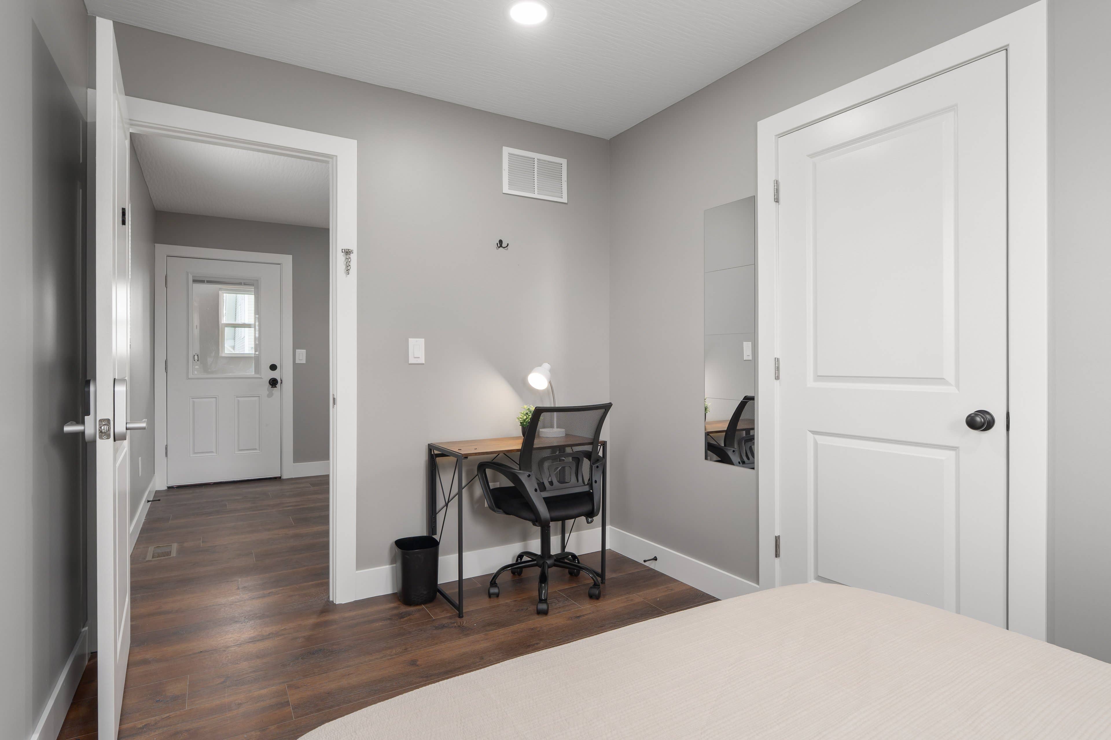 Garage Apt Room — Just 1 Roommate!