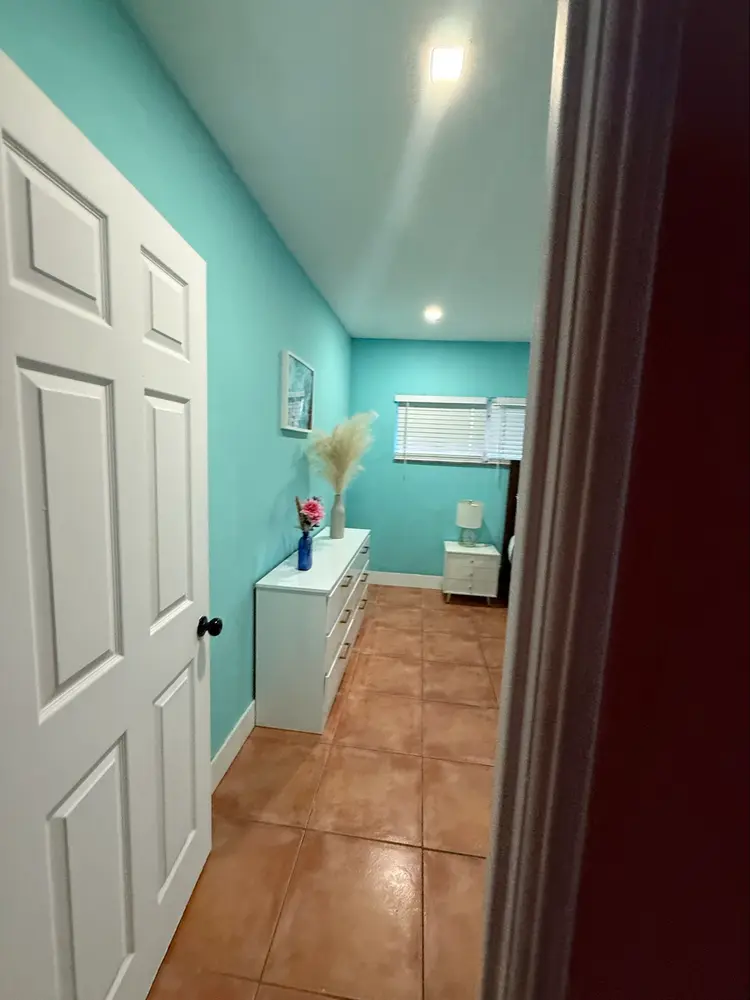 Spacious furnished roomMiami River