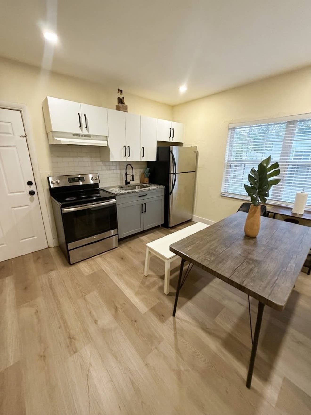 Spacious furnished roomMiami River