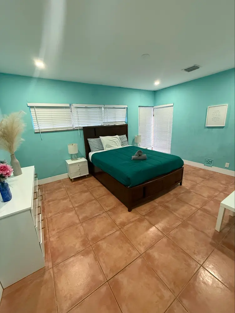 Spacious furnished roomMiami River