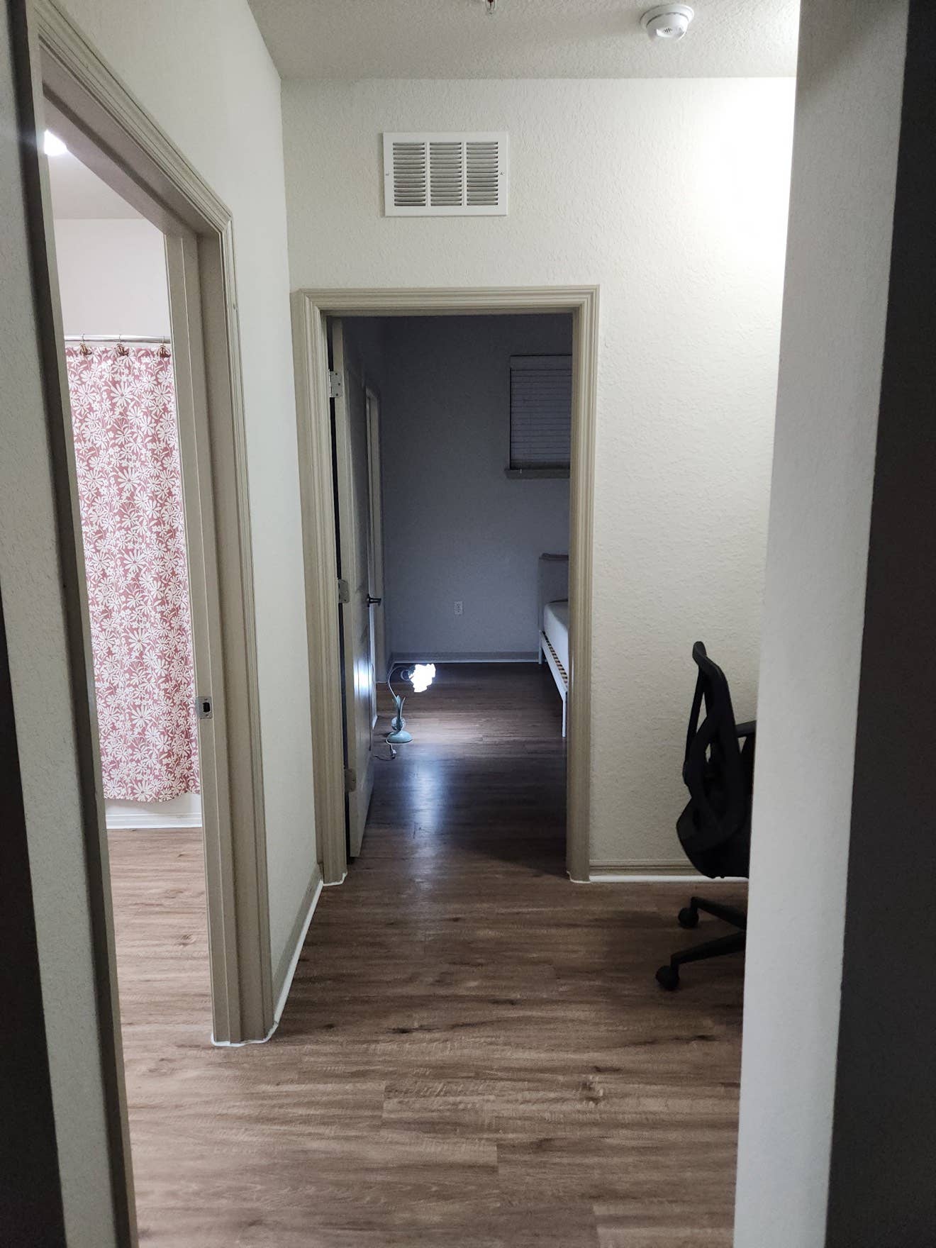 Roommate Urgent!!