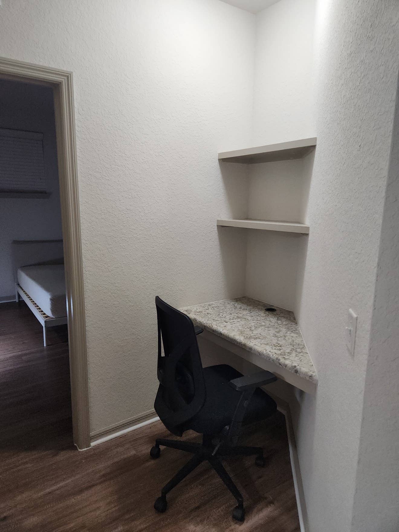 Roommate Urgent!!