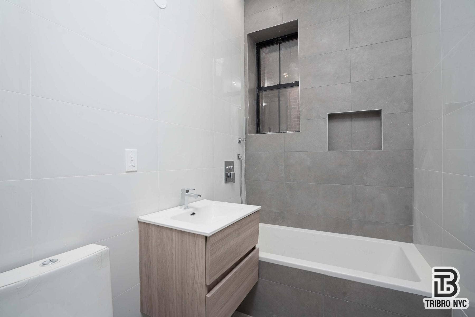 Spacious Brooklyn Room w/ Backyard!