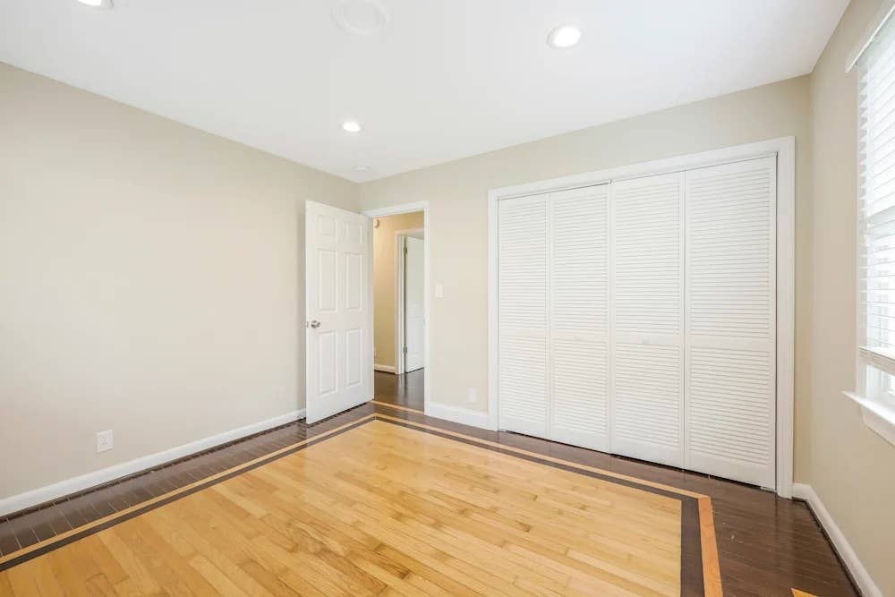 Roommates needed