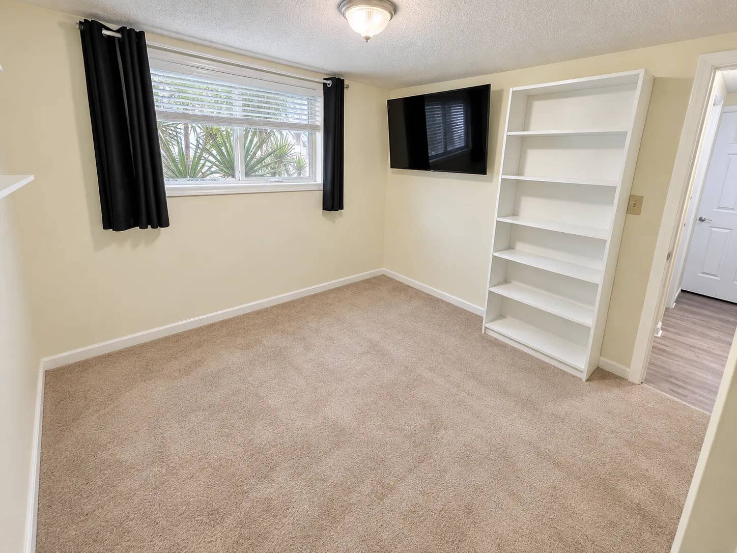 Smyrna room + private upstairs bath