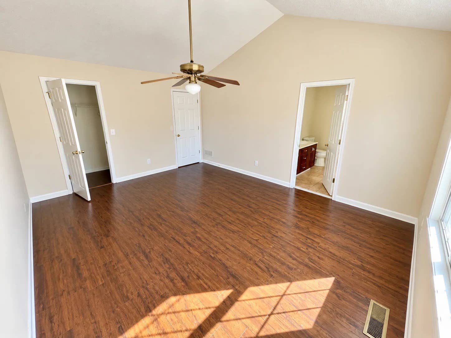 Woodstock master + private bathroom
