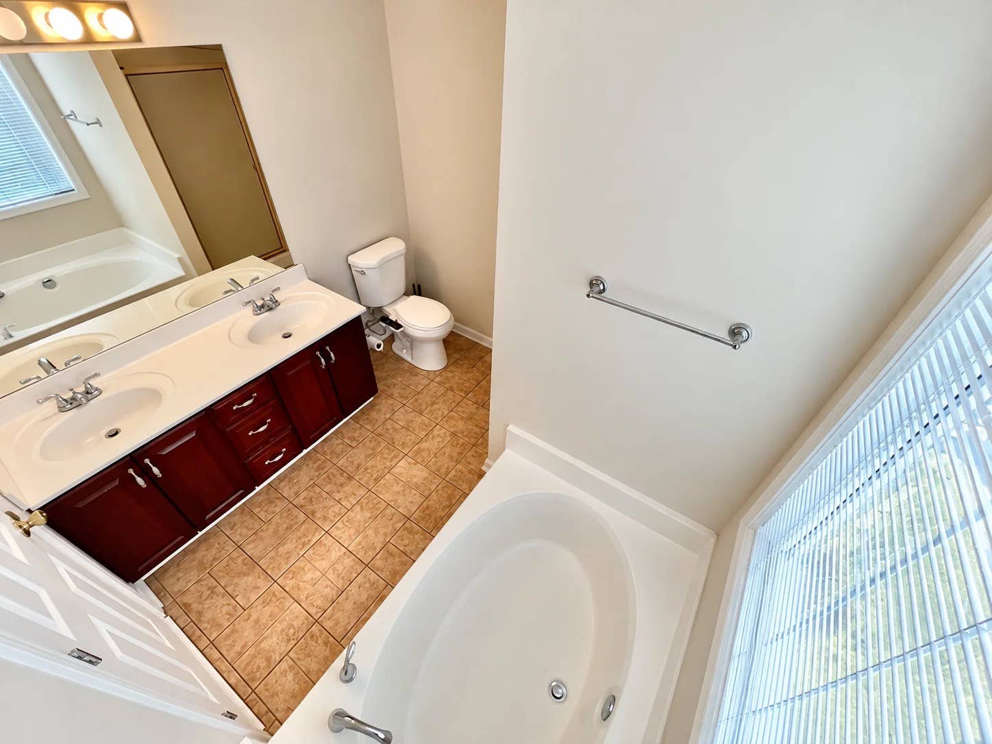 Woodstock master + private bathroom