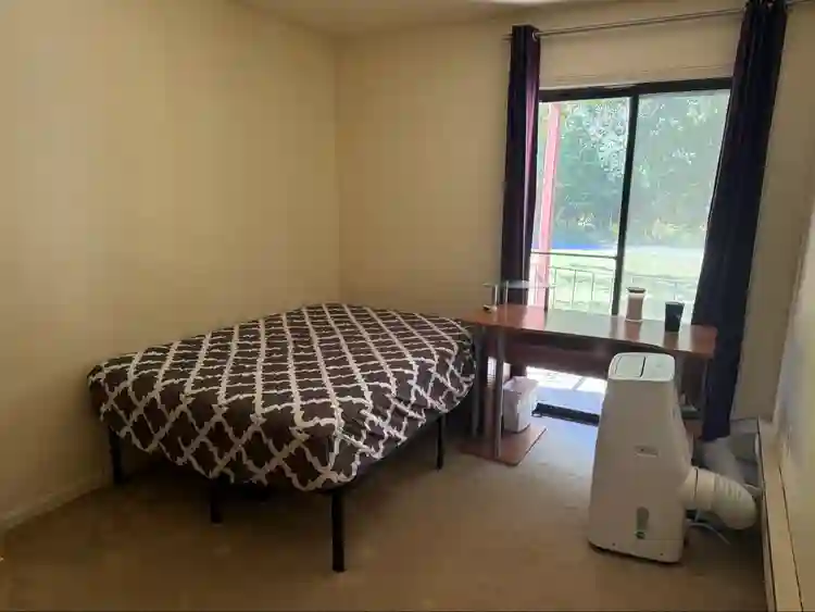 Looking for a roomate