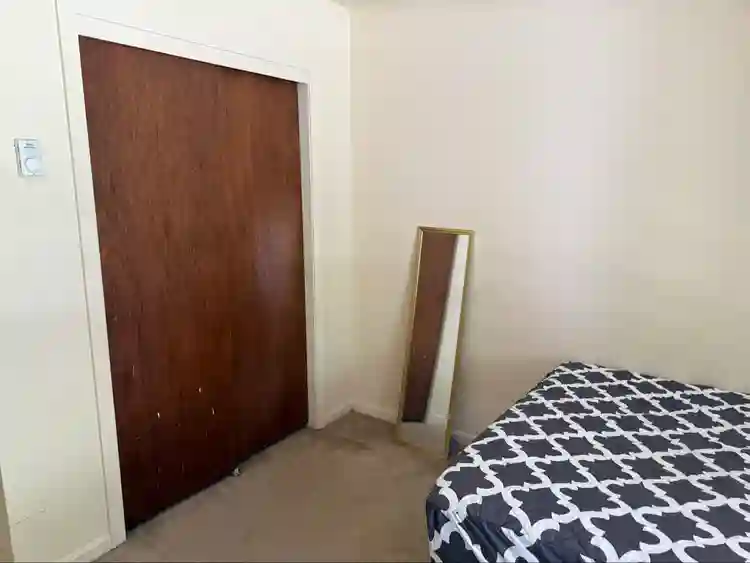 Looking for a roomate