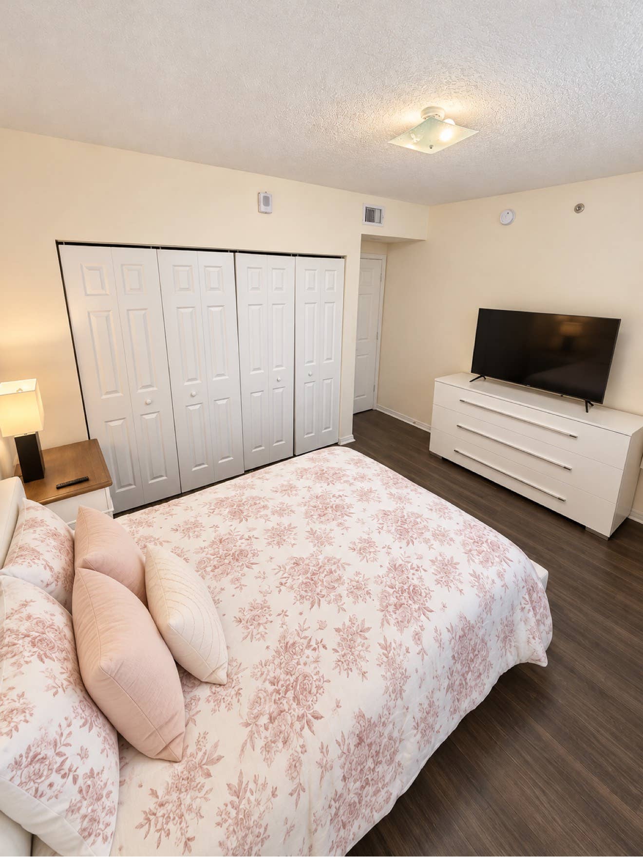 Private Room in Edgewater - Females