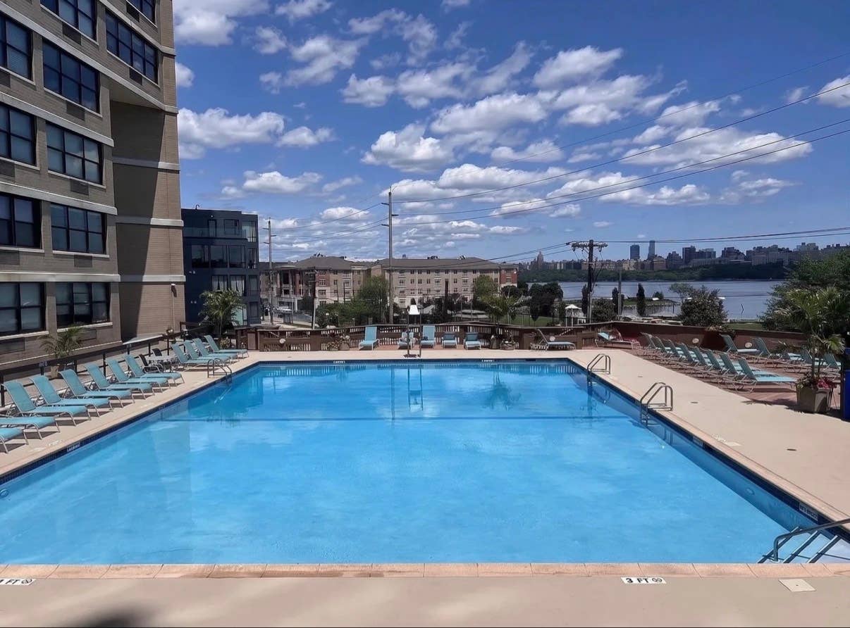 LUXURY HIGHRISE. 21 MIN. COMMUTE