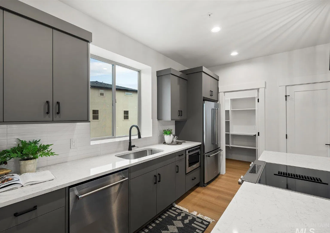 Looking 4 Female RoomateFloor2Self