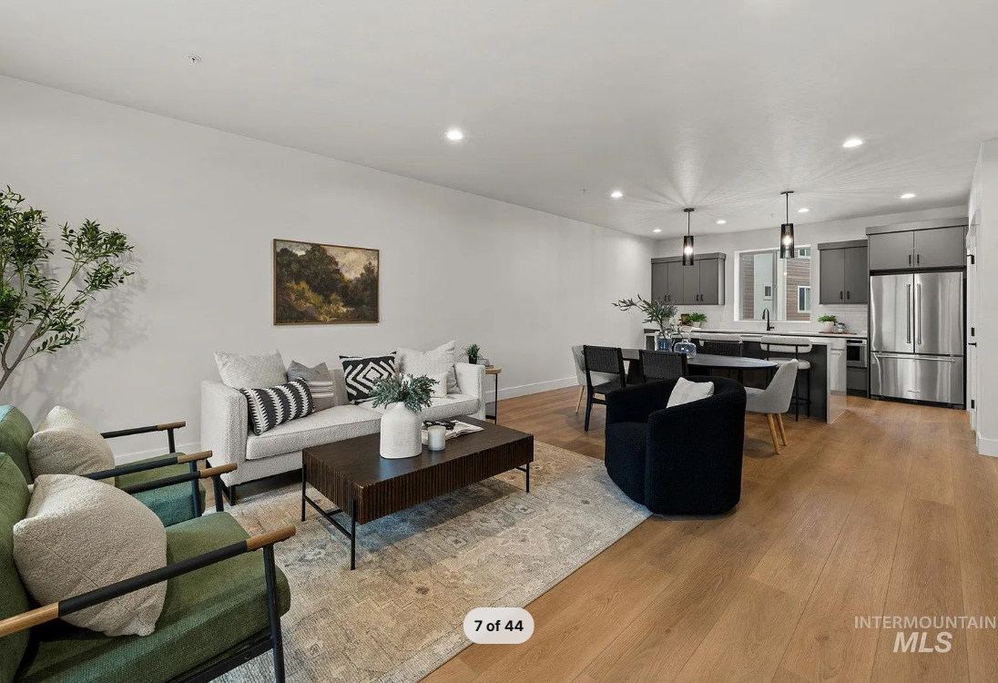 Looking 4 Female RoomateFloor2Self