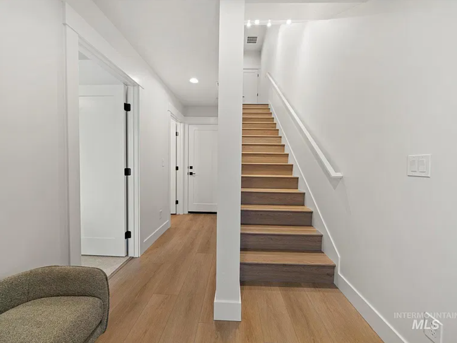 Looking 4 Female RoomateFloor2Self