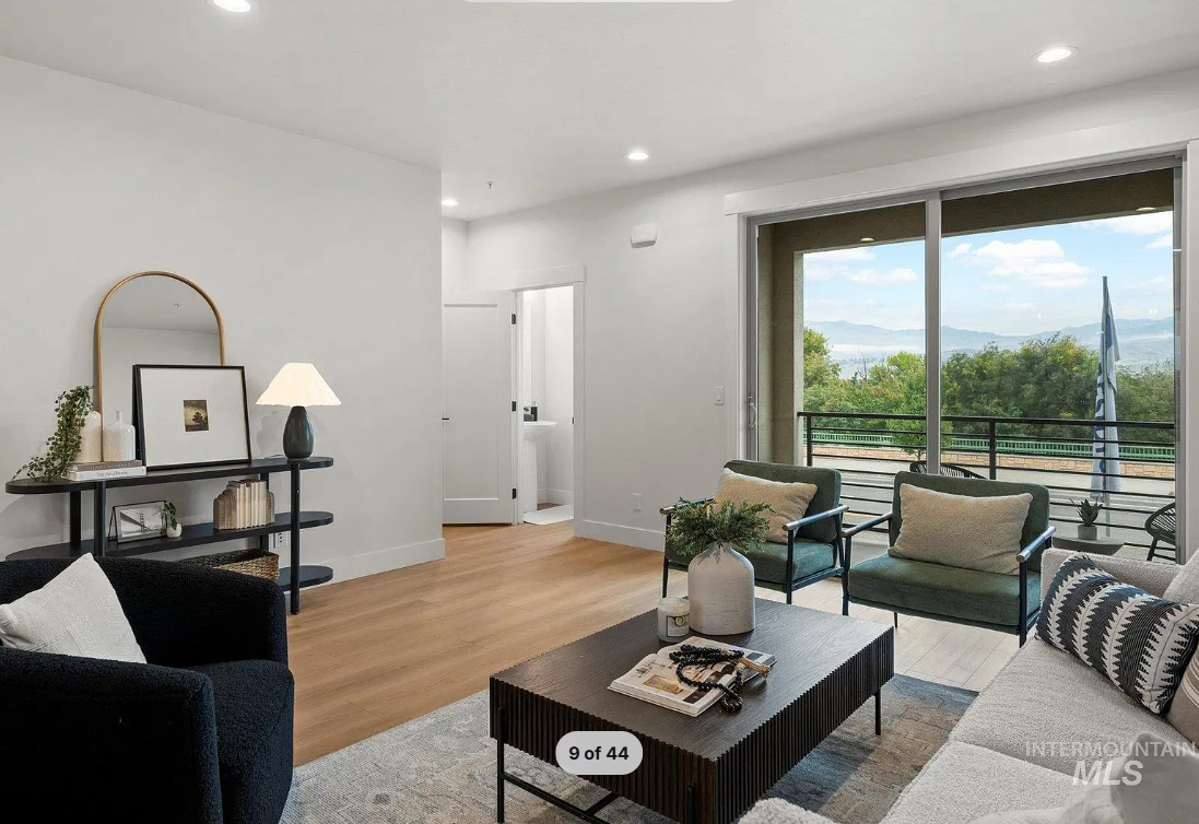 Looking 4 Female RoomateFloor2Self
