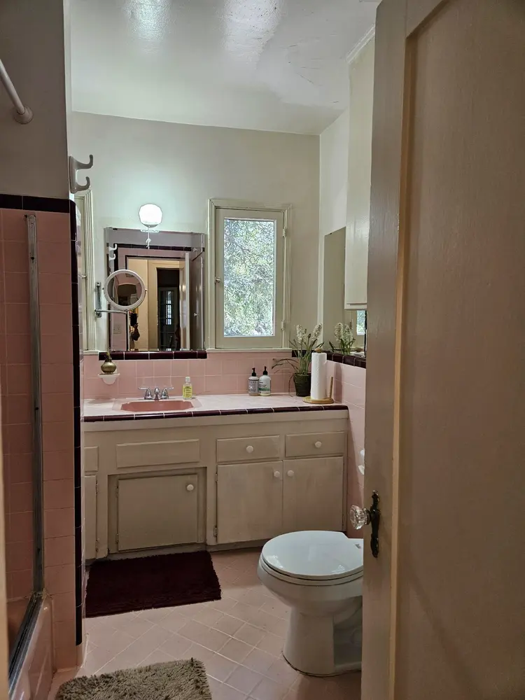 Private bedroom in Historic Estate