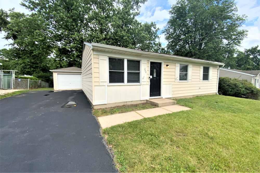 LARGE MASTER BEDROOM AVAILABLE