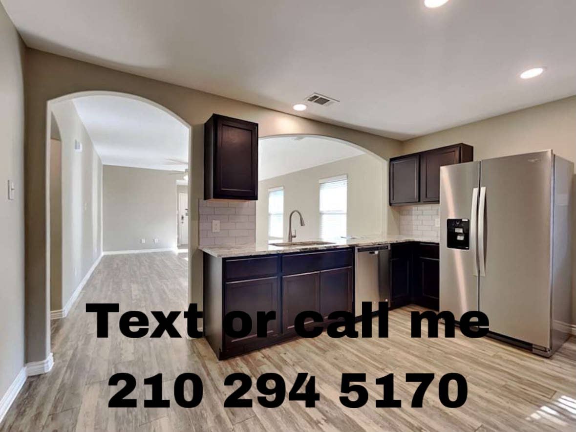 LARGE MASTER BEDROOM AVAILABLE