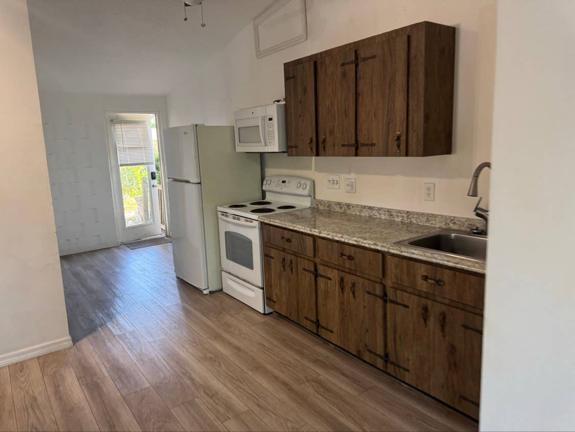 WEEKLY RENTAL $300