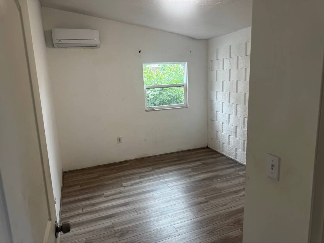 WEEKLY RENTAL $300