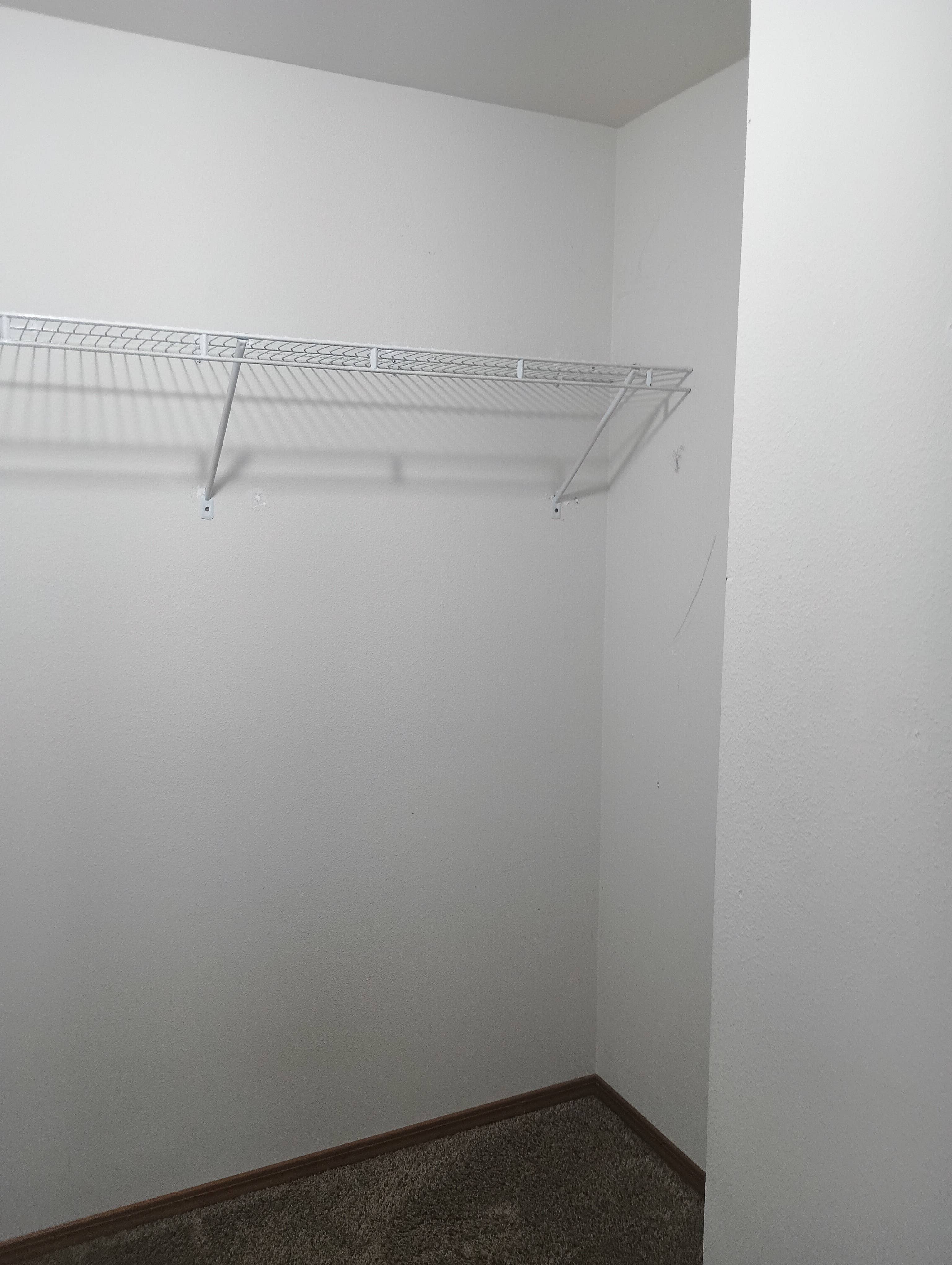 Room 9' x 11' w/ walkin closet