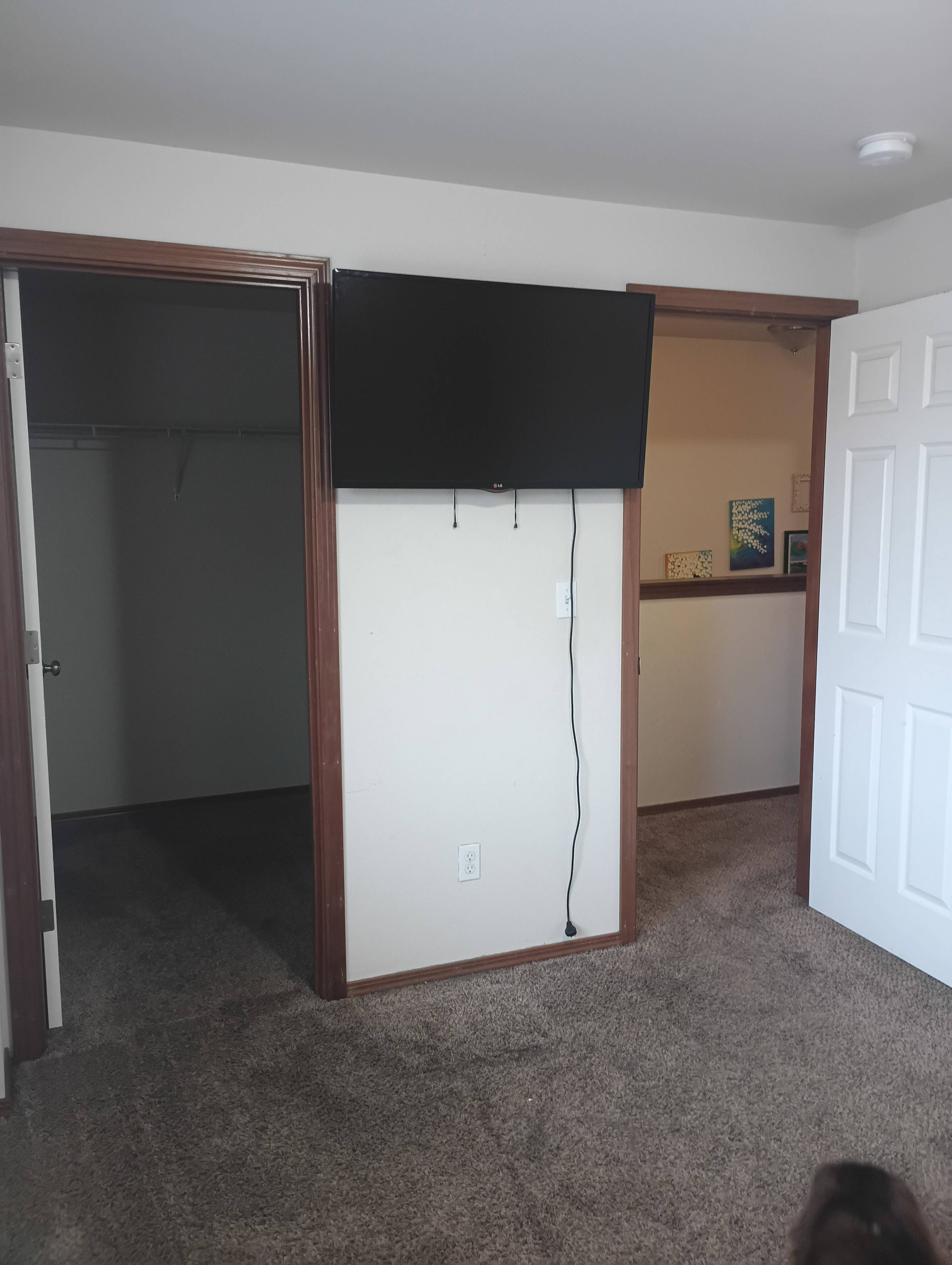 Room 9' x 11' w/ walkin closet