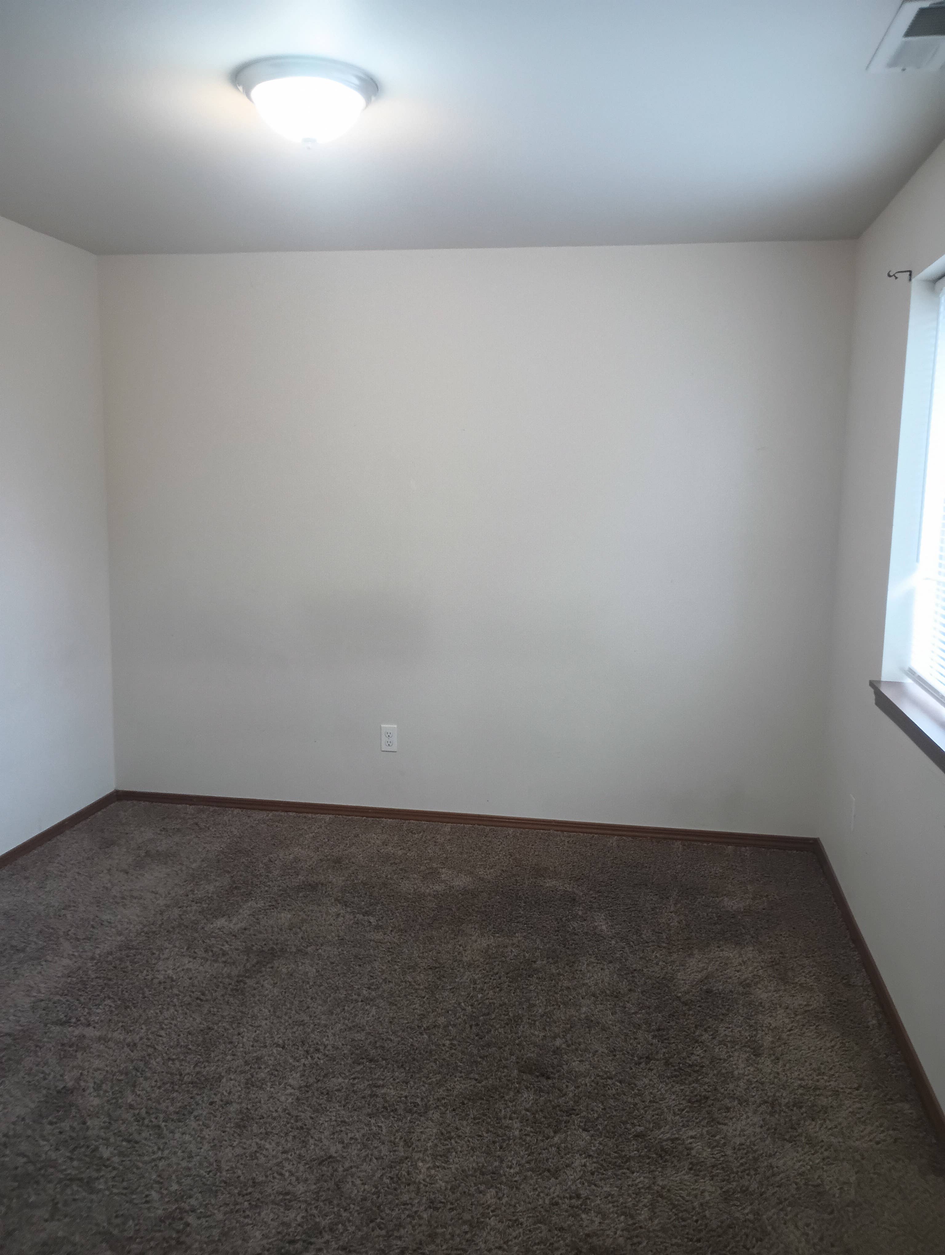 Room 9' x 11' w/ walkin closet
