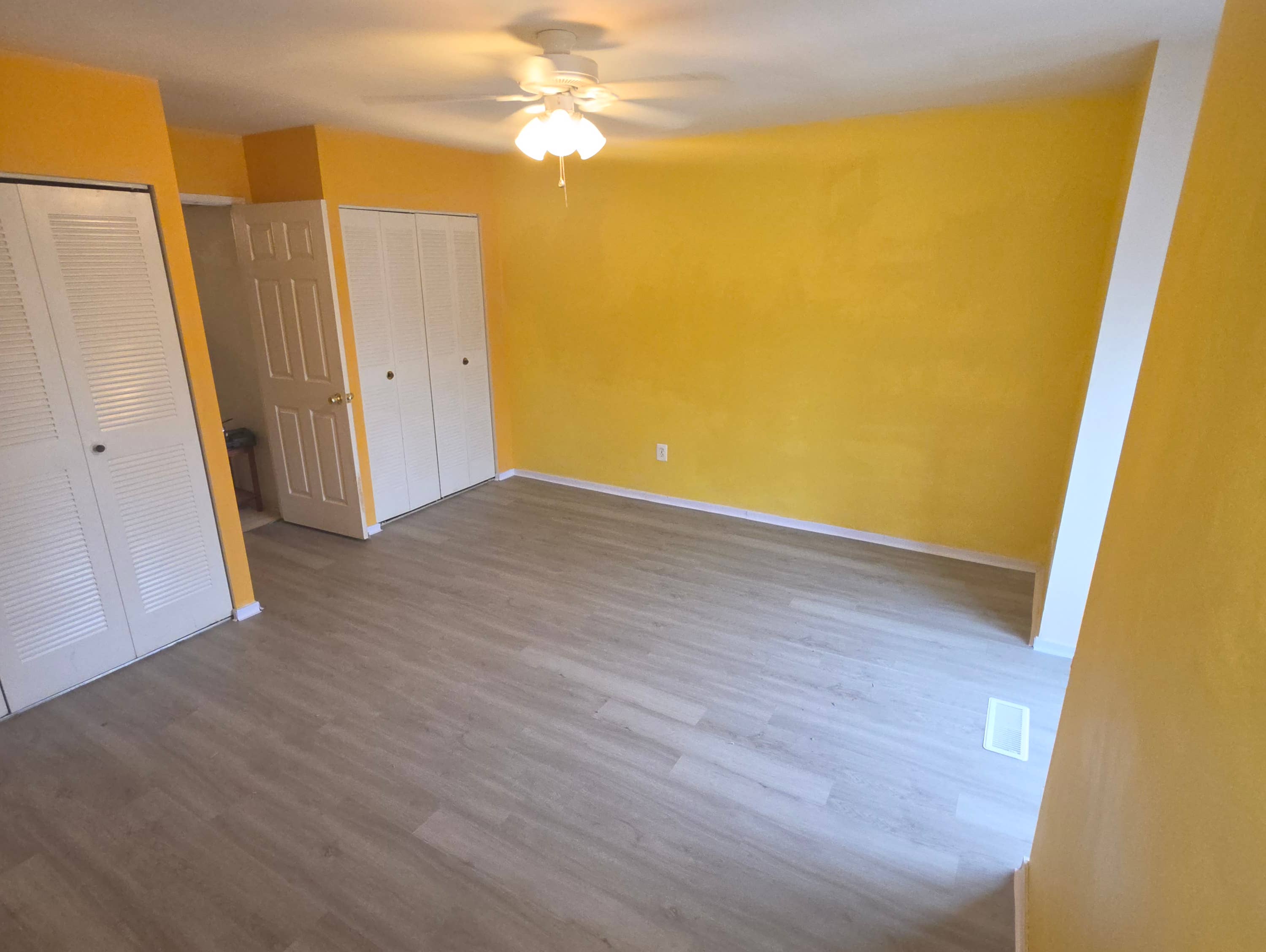 Single room available in townhome