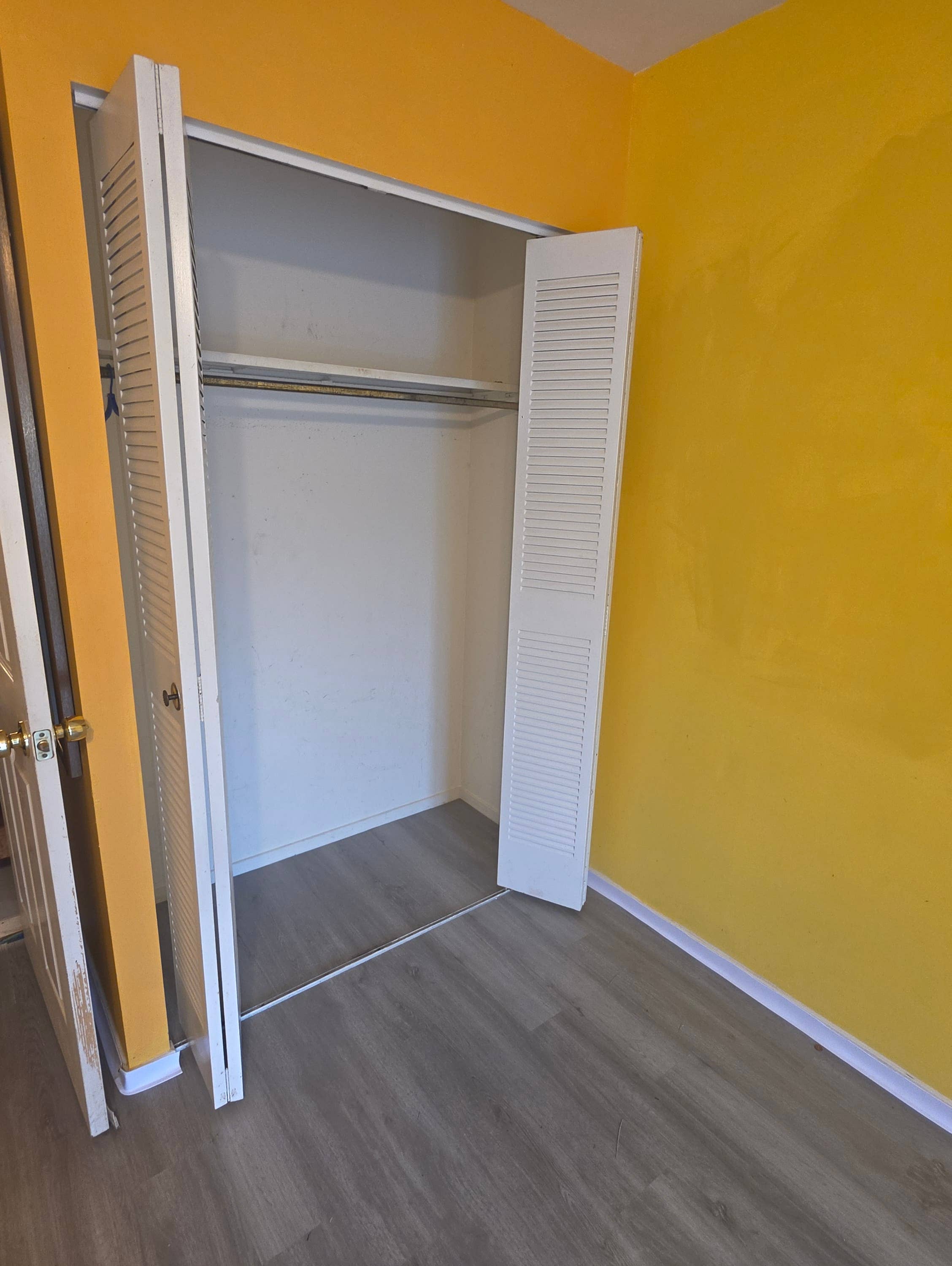 Single room available in townhome