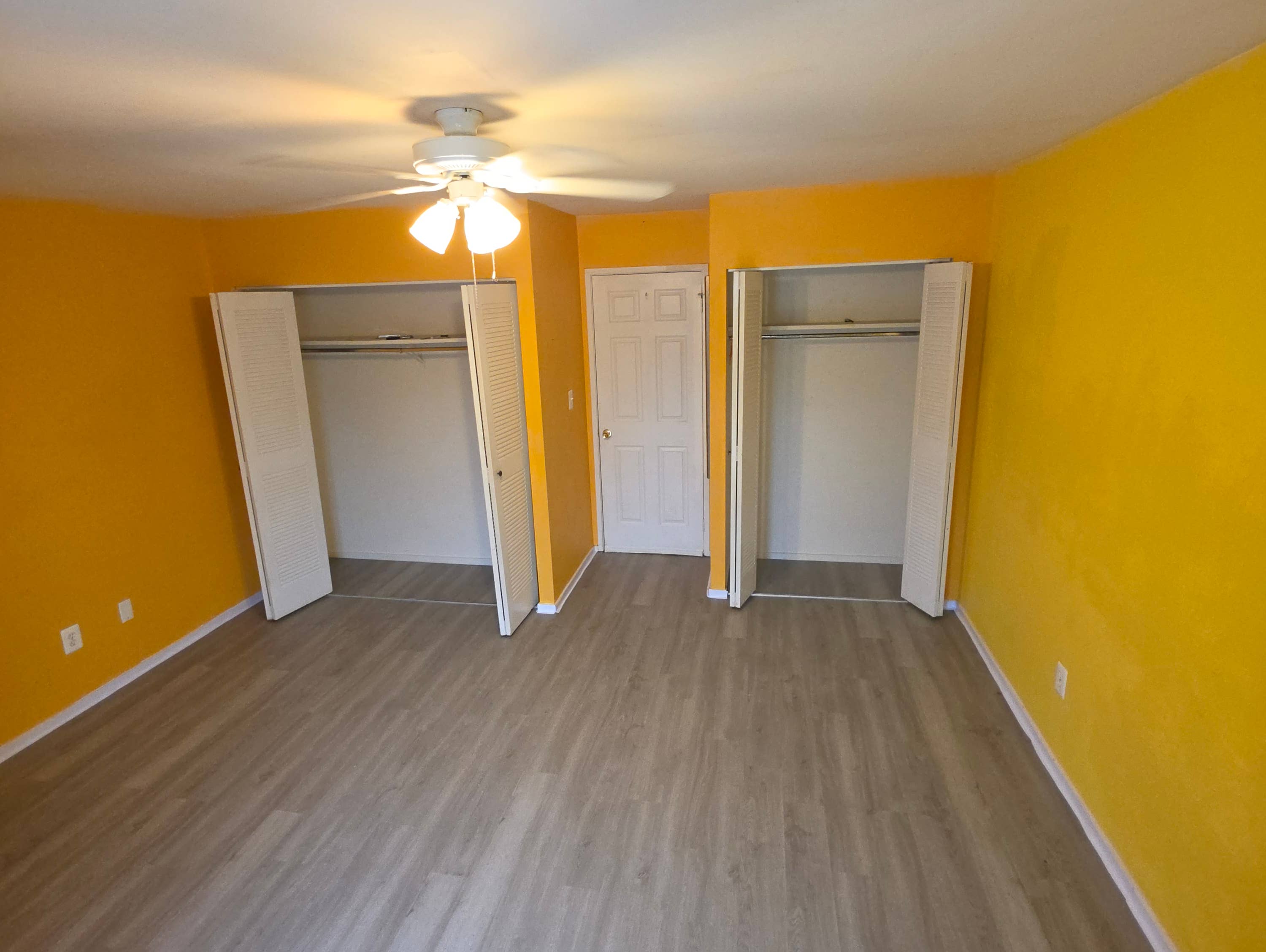 Single room available in townhome