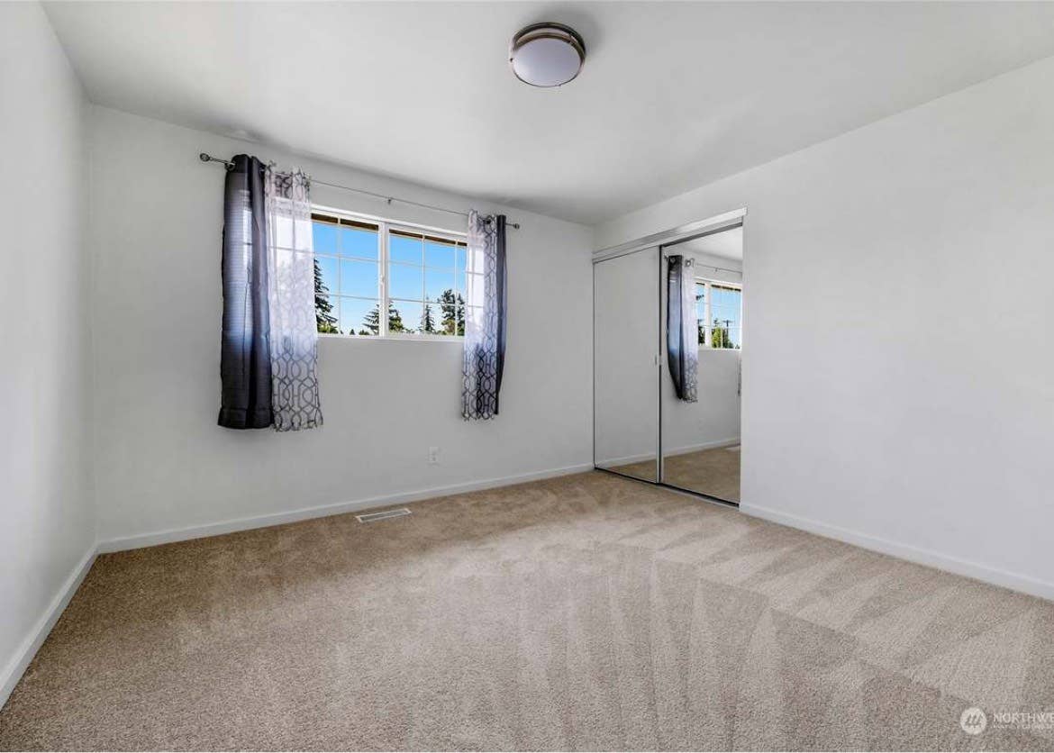 House rooms for rent near lightrail