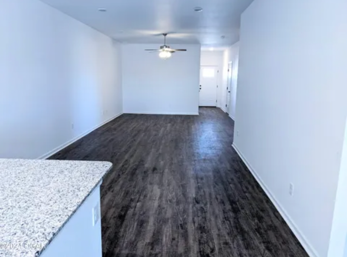 Looking for 2 roommates