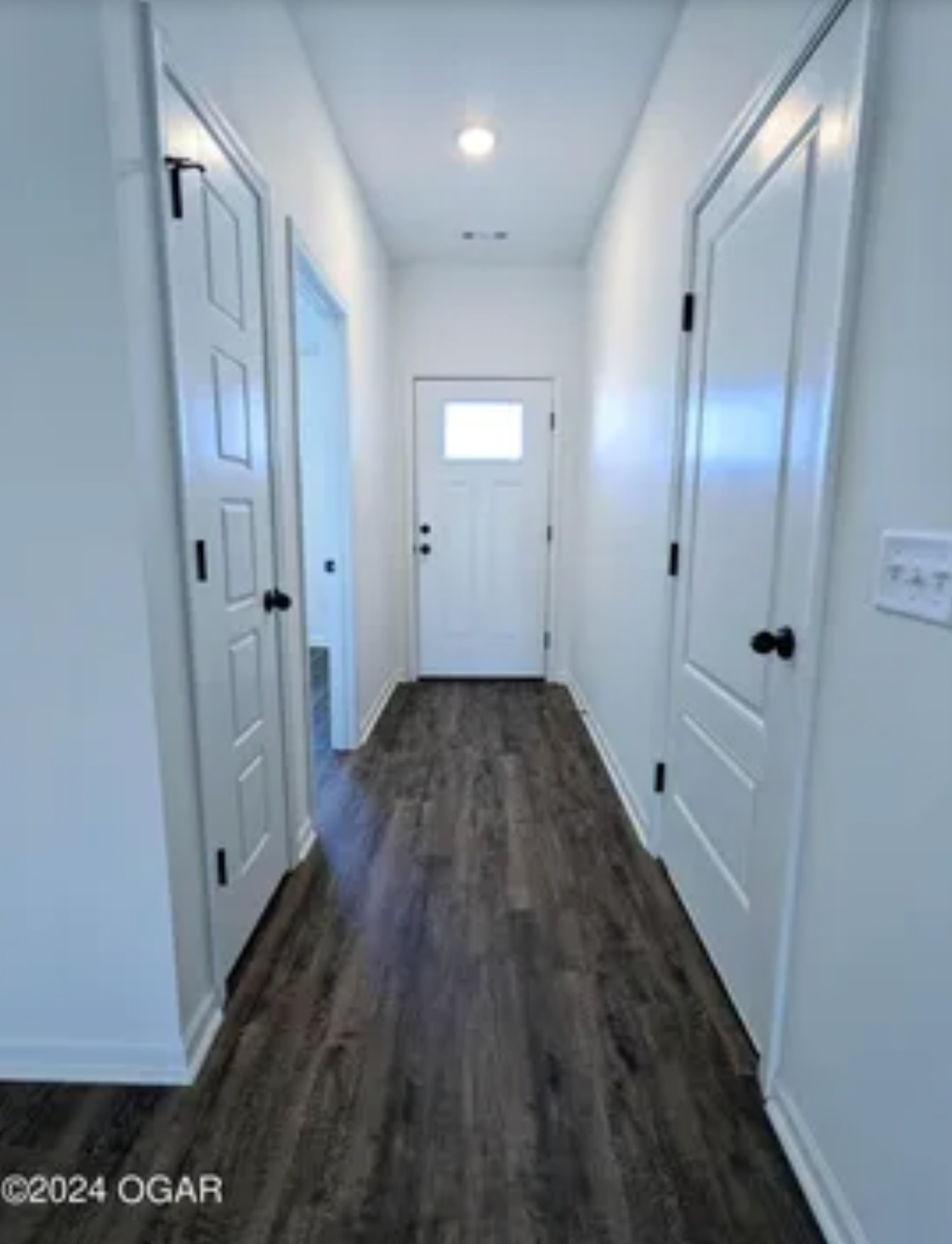 Looking for 2 roommates