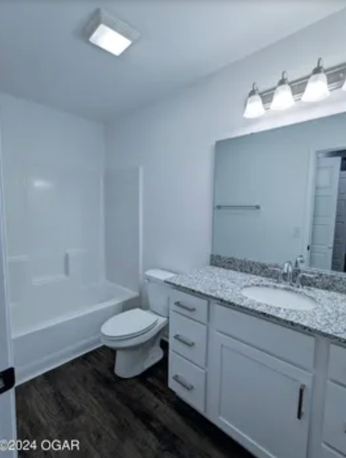 Looking for 2 roommates