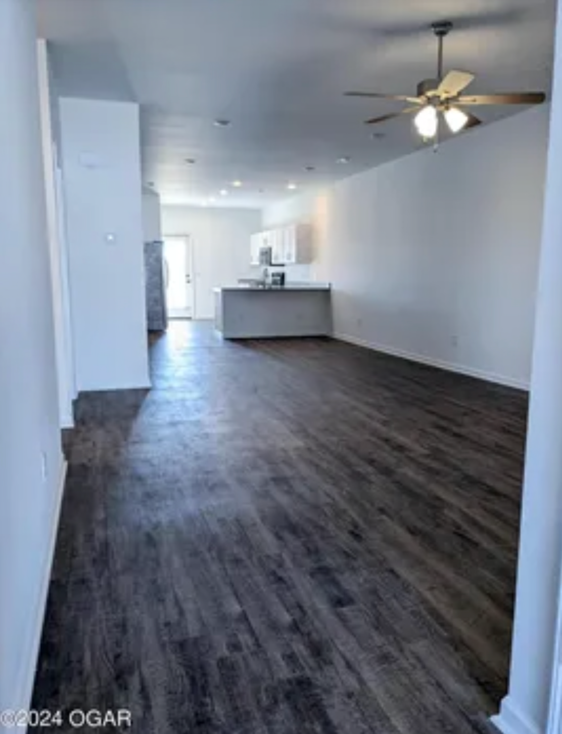 Looking for 2 roommates