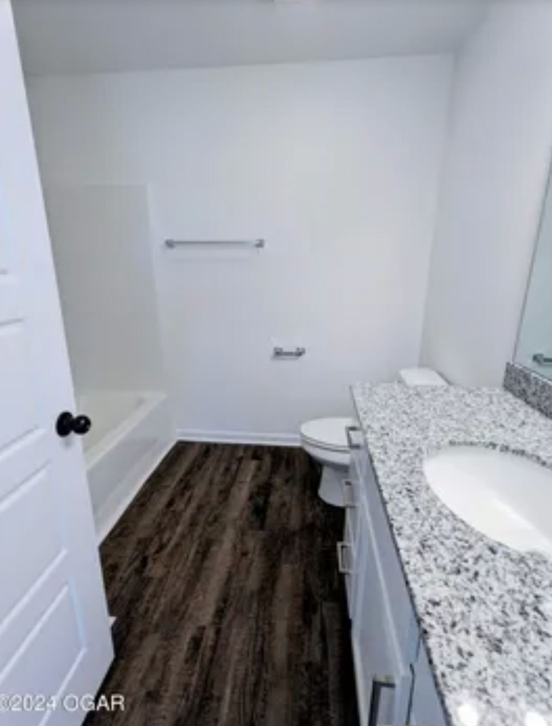 Looking for 2 roommates