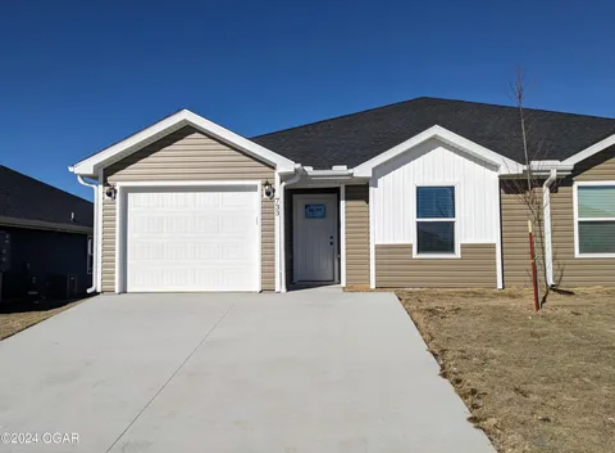 Looking for 2 roommates