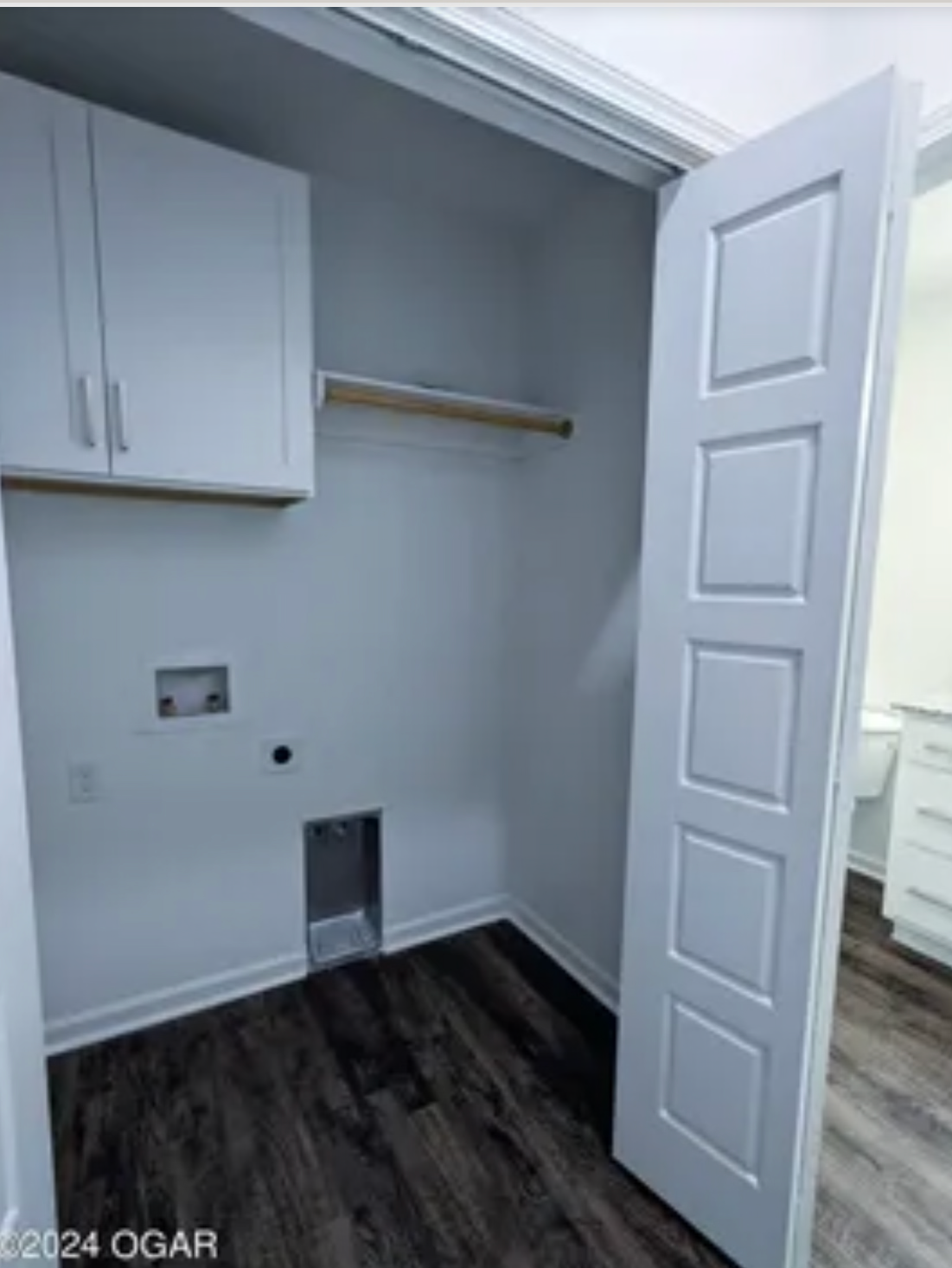 Looking for 2 roommates