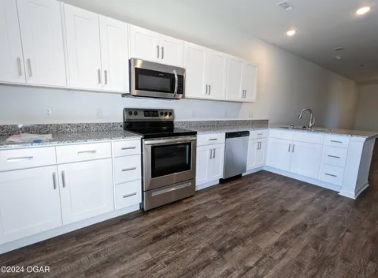 Looking for 2 roommates