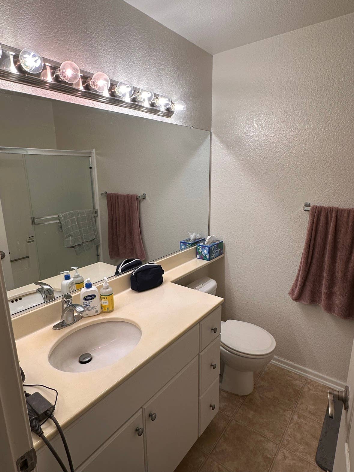 Master Bedroom wPrivate Bathroomm