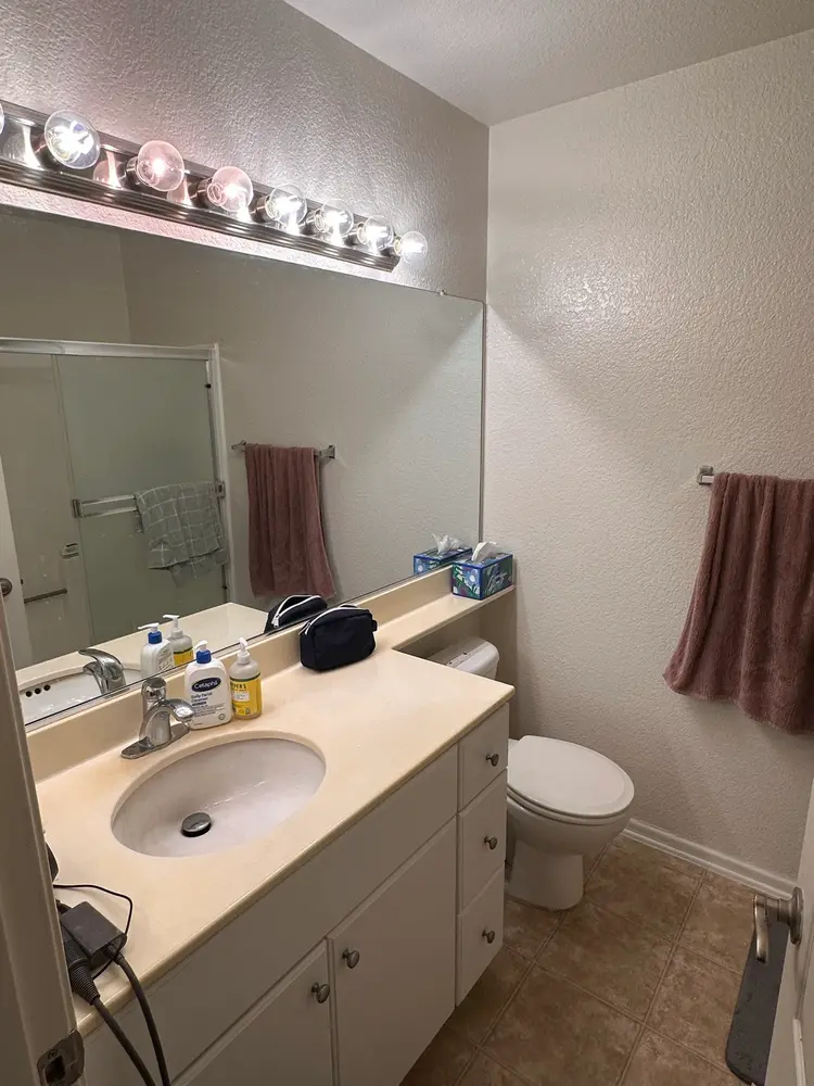 Master Bedroom wPrivate Bathroomm