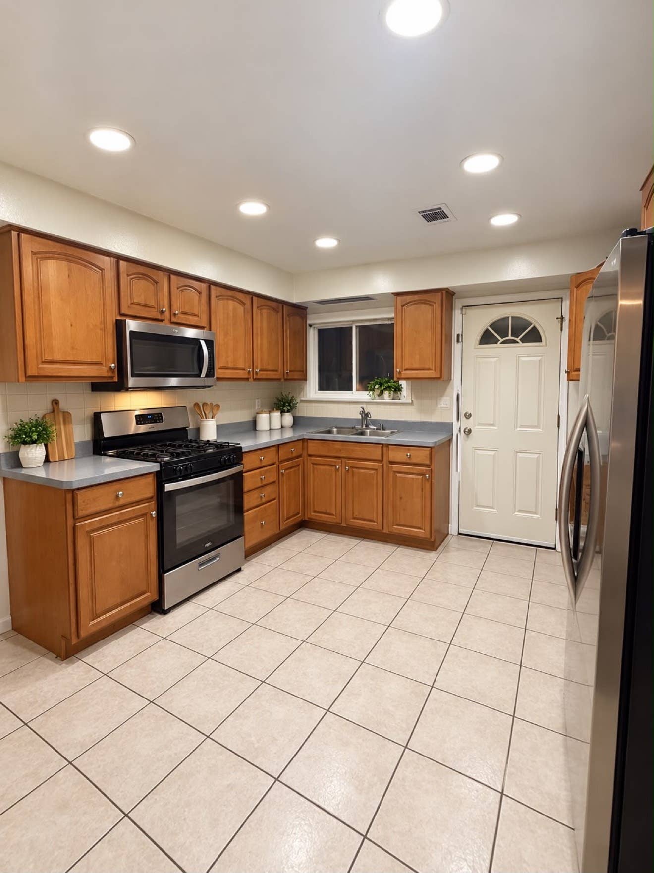 3 BEDROOM APT AVAILABLE - 1 DEC