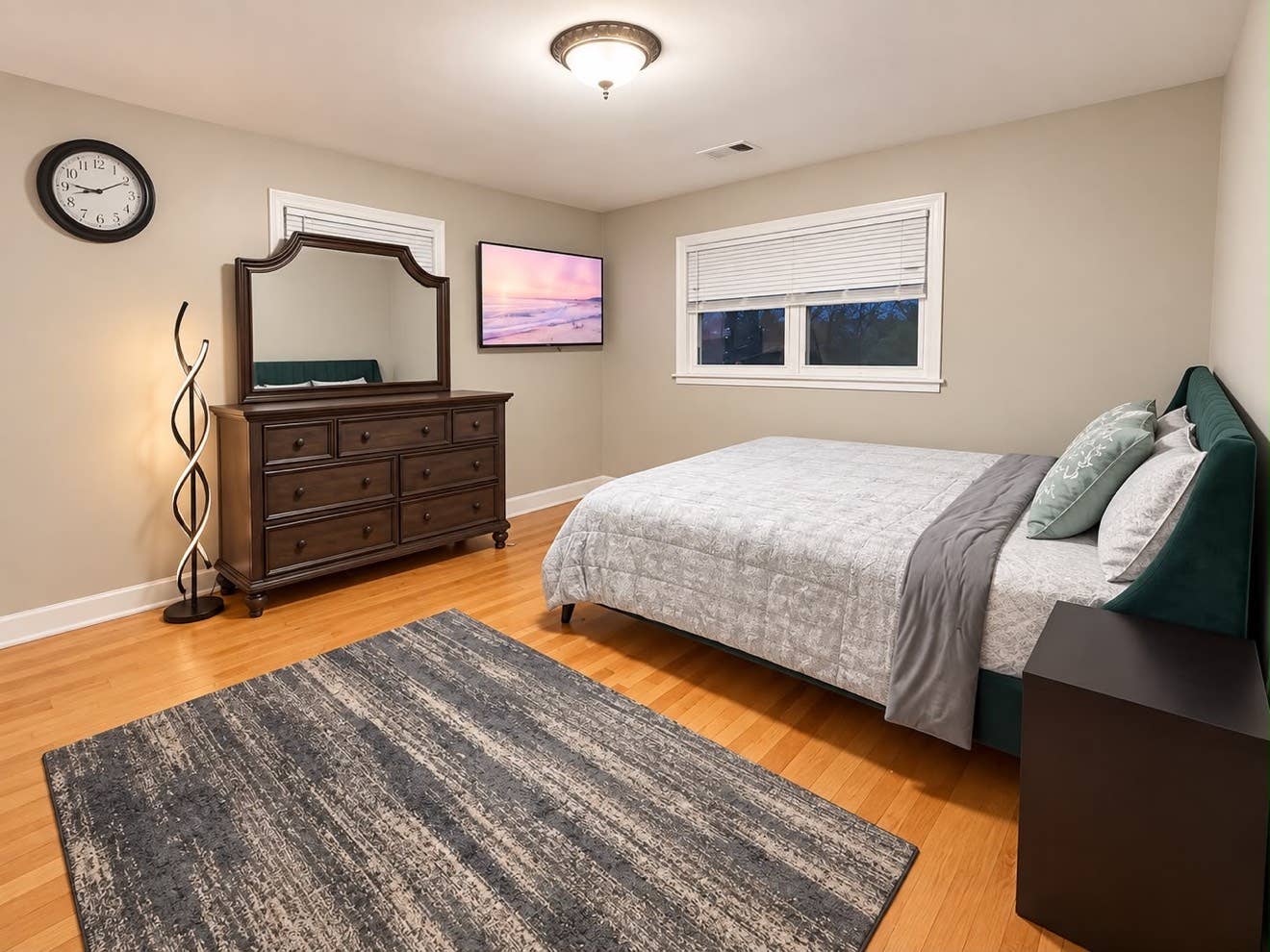 3 BEDROOM APT AVAILABLE - 1 DEC