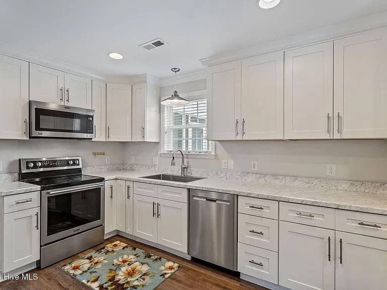READYTOMOVEIN 3BD AND 3BATH